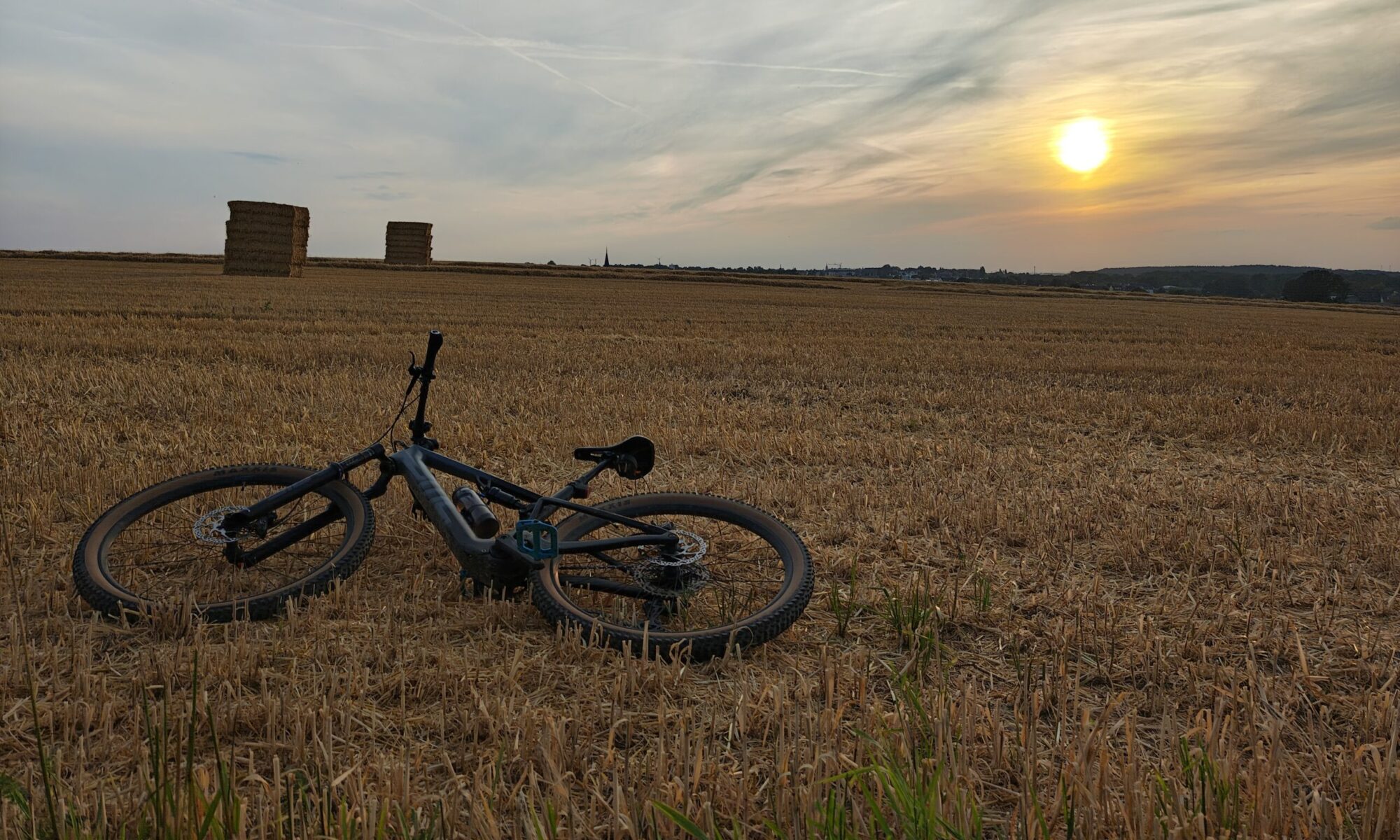 Fahrrad auf Feld